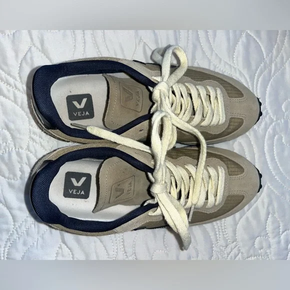 Rarely Worn Veja Women’s V-10 Casual Street Sneaker in Beige/Black Size 7 - Picture 5 of 6
